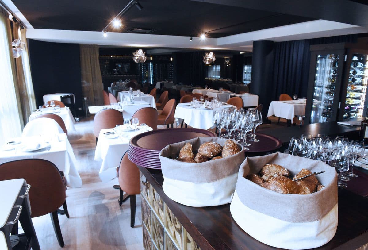 Salle de restaurant vide avec les tables dressées