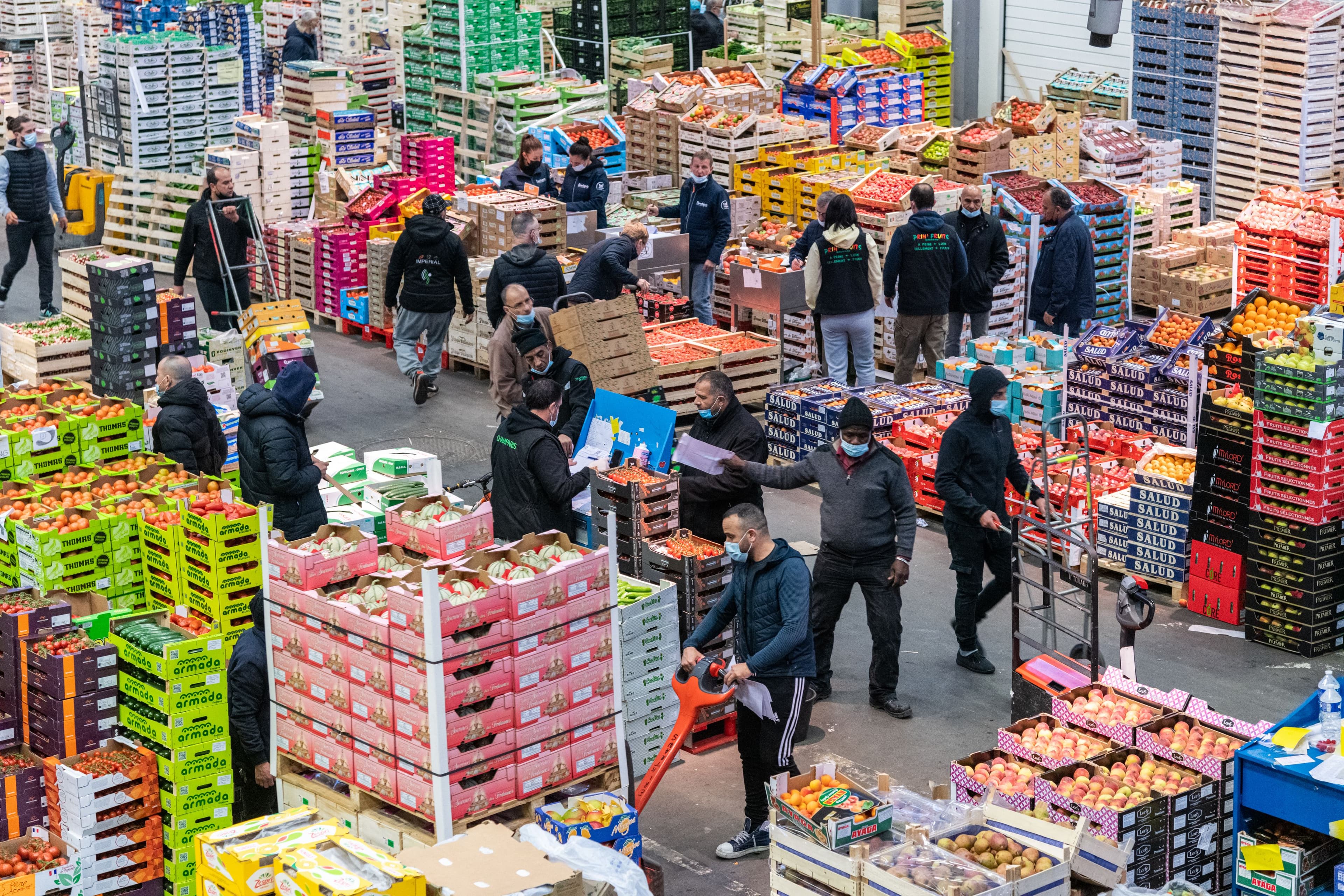 Intérieur d'un pavillon fruit et légume du Marché de Rungis en pleine activité