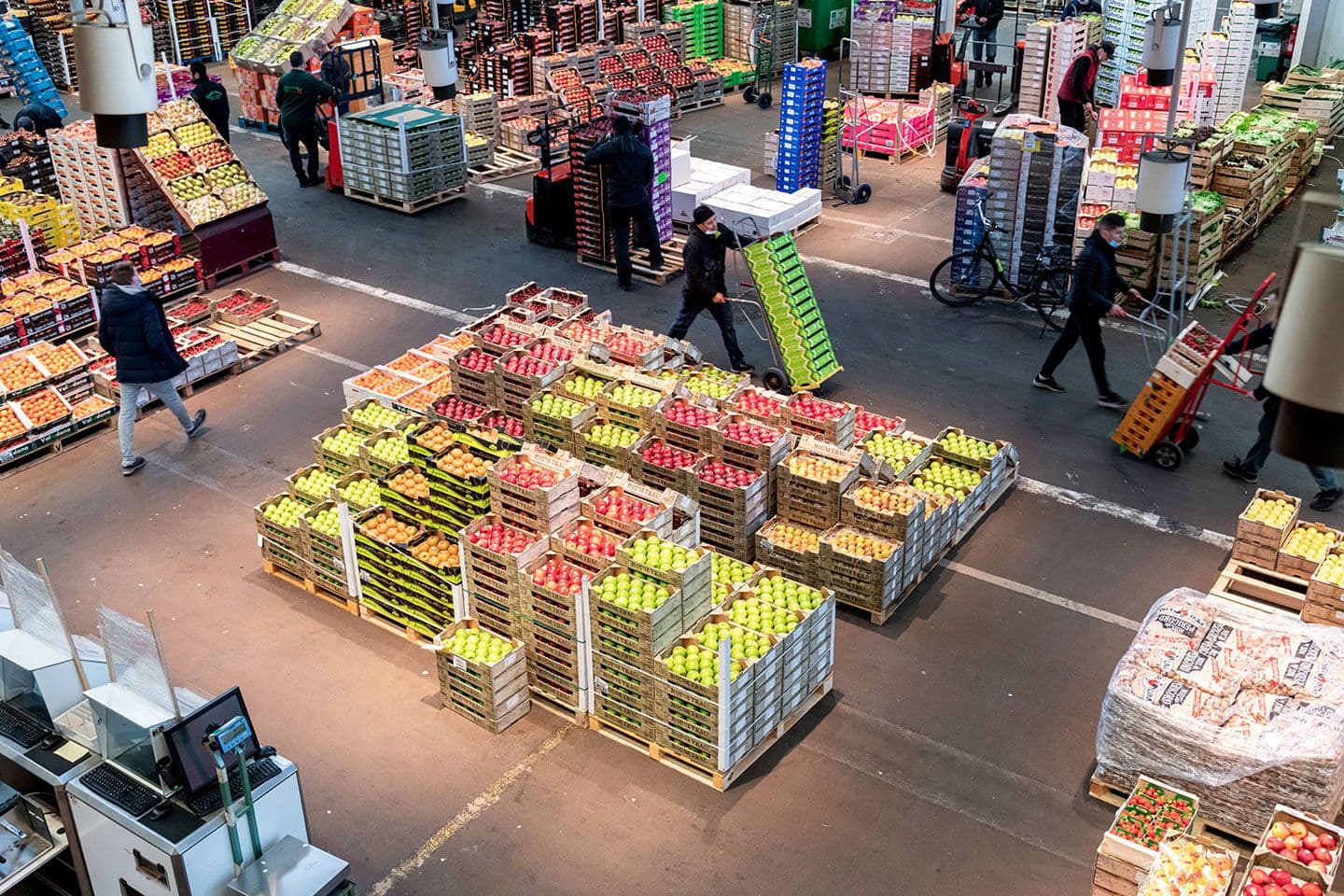 Marchandise de fruits et légumes dans le pavillon fruit et légume du Marché de Rungis