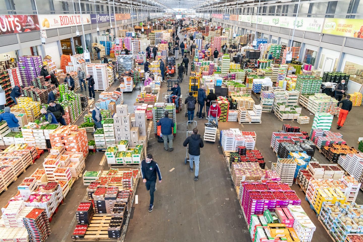 Intérieur d'un pavillon fruit et légume du Marché de Rungis en pleine activité