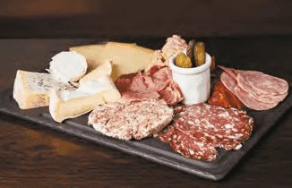Ardoise mixte de fromage et charcuterie servi au restaurant Le Saint-Hubert du Marché de Rungis