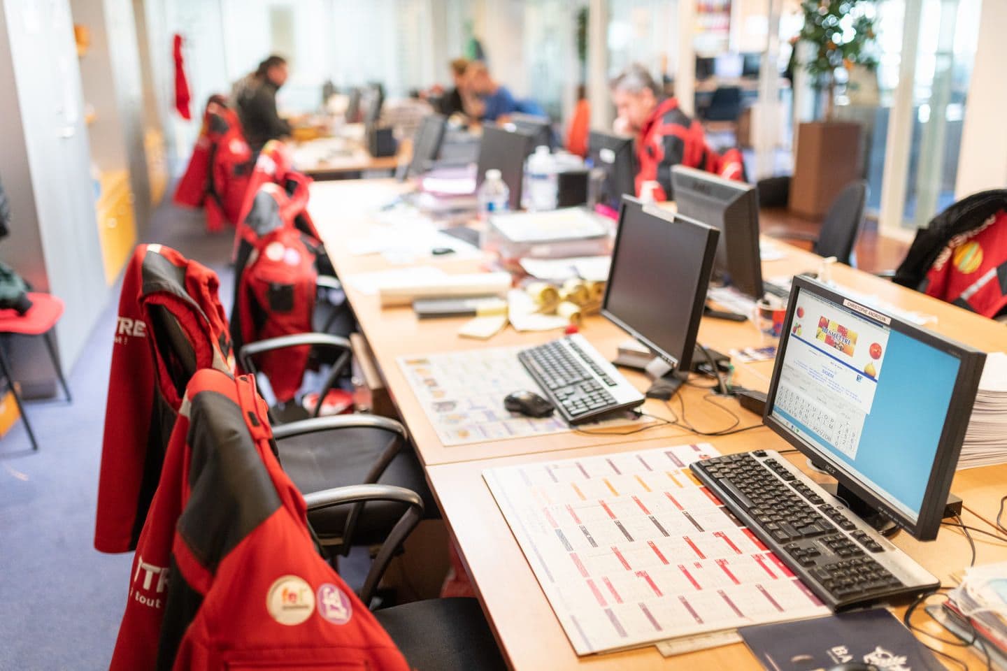 Poste d'ordinateurs d'acheteurs qui travaillent dans les bureaux au Marché de Rungis