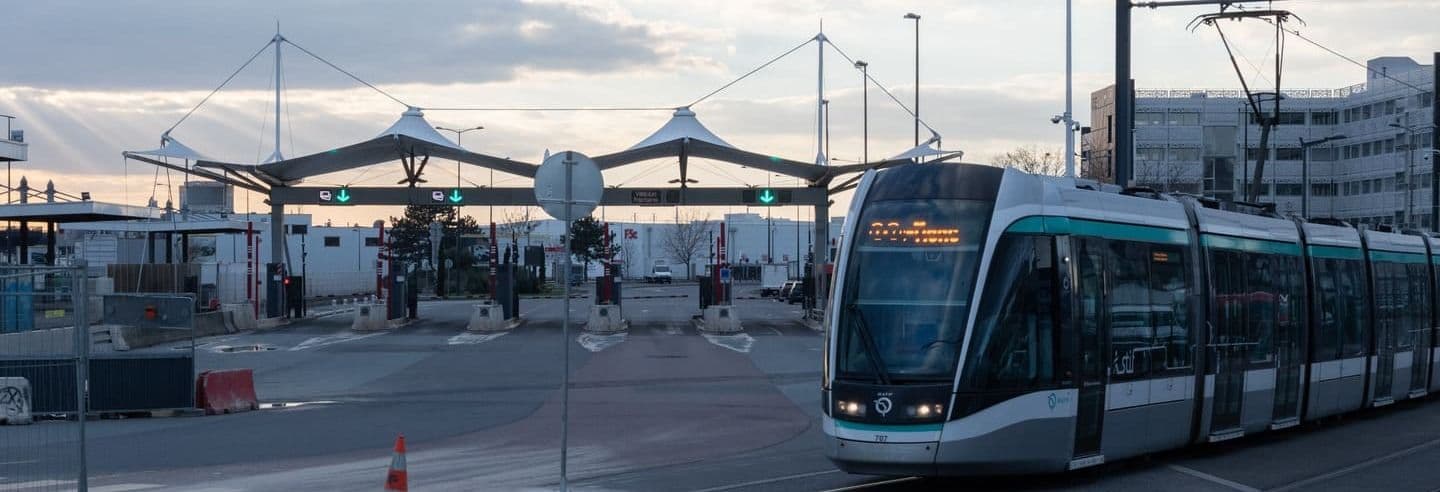 Tramway qui passe devant la gare de péage du Marché de Rungis