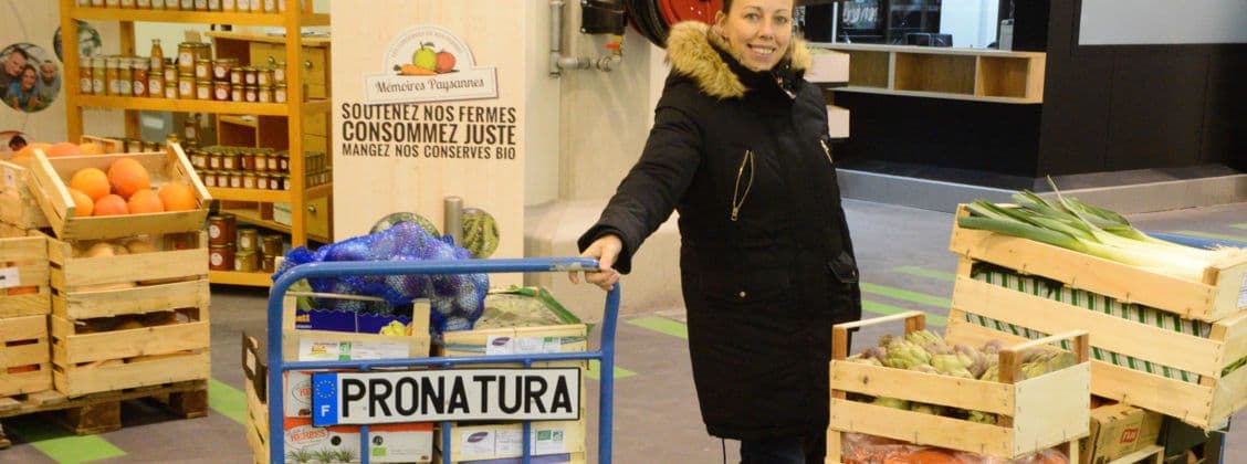 Acheteur exerçant sa profession au Marché de Rungis 