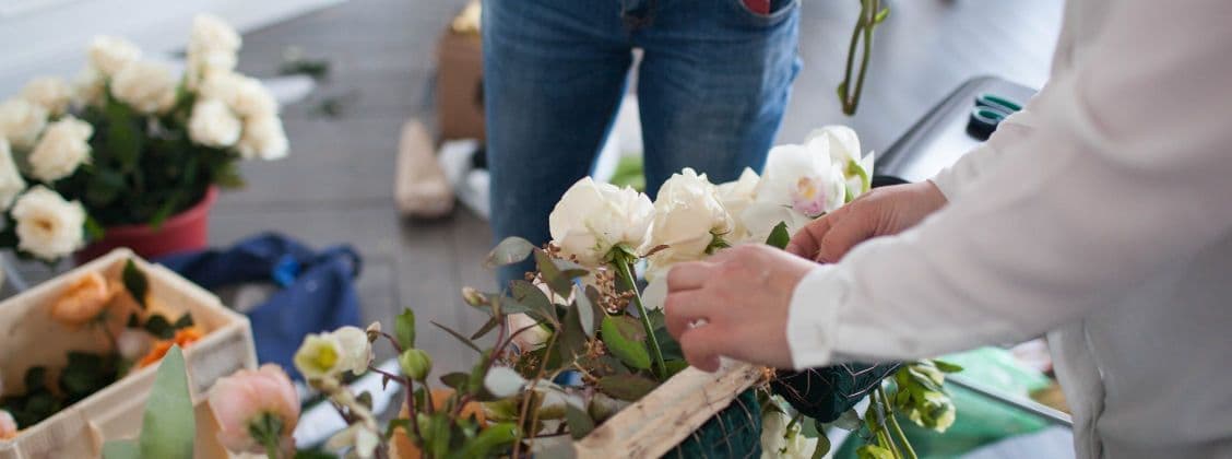 Décorateur exerçant sa profession au Marché de Rungis 