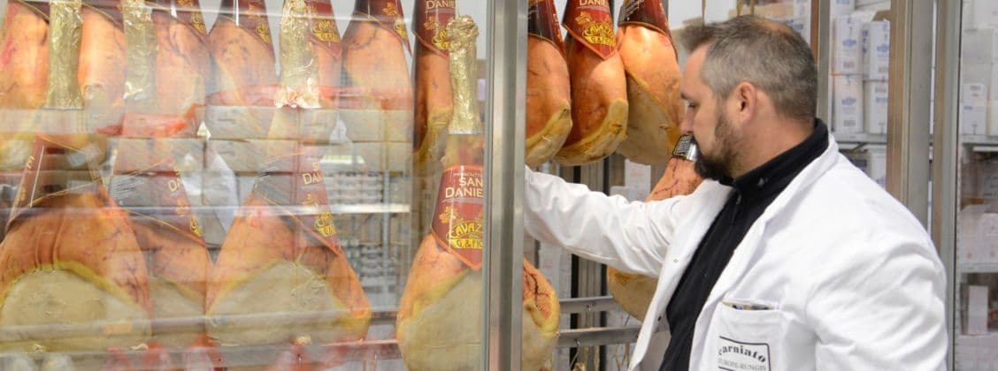 Merchandisier exerçant sa profession au Marché de Rungis 