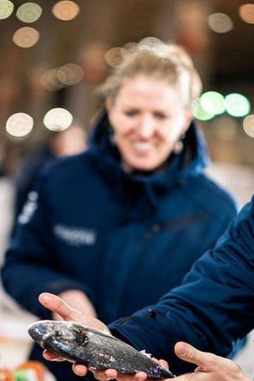 Femme présentant son poisson au Marché de Rungis