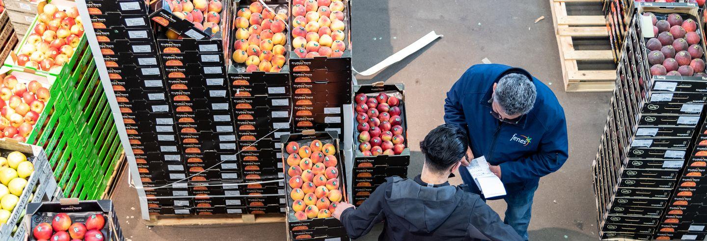 Négociations entre un acheteur et un opérateur du Marché de Rungis dans le pavillon Fruits et Légumes