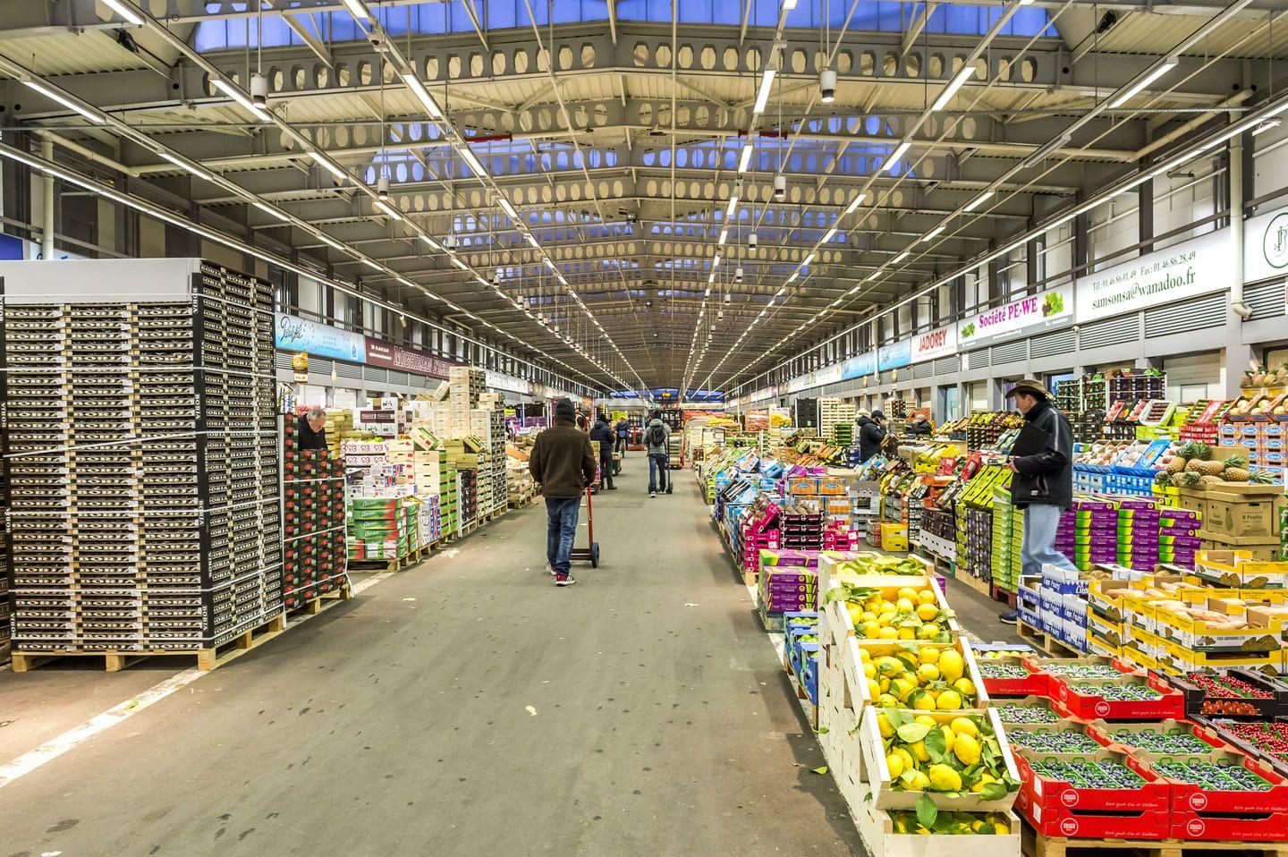 Intérieur du pavillon fruits et légumes qui se vide suite aux achats effectués au Marché de Rungis