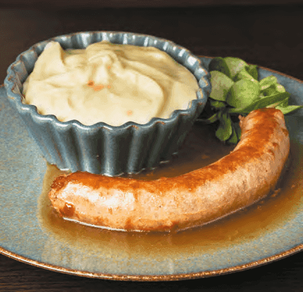 Saucisse d'Auvergnat avec purée de pomme de terre et salade servi au restaurant Le Saint-Hubert au Marché de Rungis