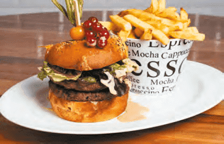 Hamburger L'Américain avec ses frites, servi au restaurant Le Saint-Maurice du Marché de Rungis