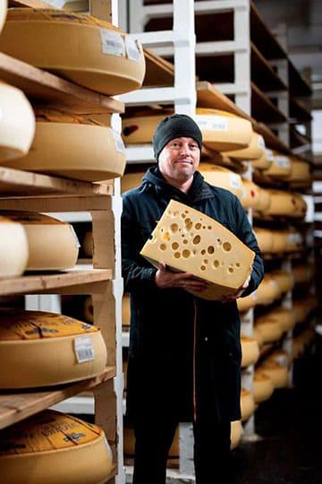 Opérateur du Marché de Rungis avec ses meules de fromage